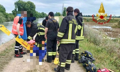 Auto esce di strada e poi s'incendia: tre persone coinvolte