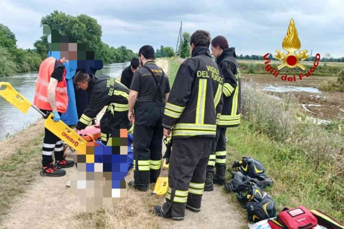 Auto esce di strada e poi s’incendia: tre persone coinvolte