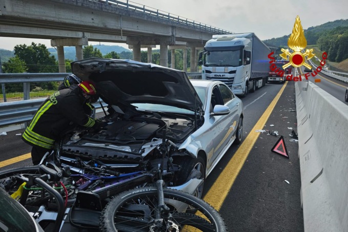 Schianto fra tre vetture in autostrada, feriti in ospedale