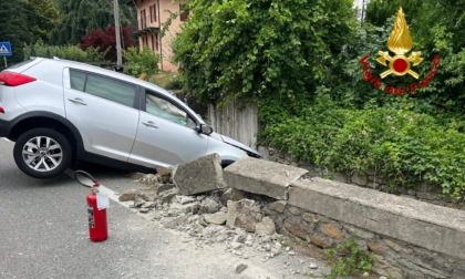 Demolisce il parapetto e finisce con l'auto in bilico sulla scarpata