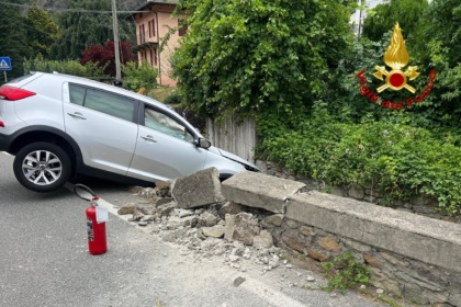 Demolisce il parapetto e finisce con l’auto in bilico sulla scarpata