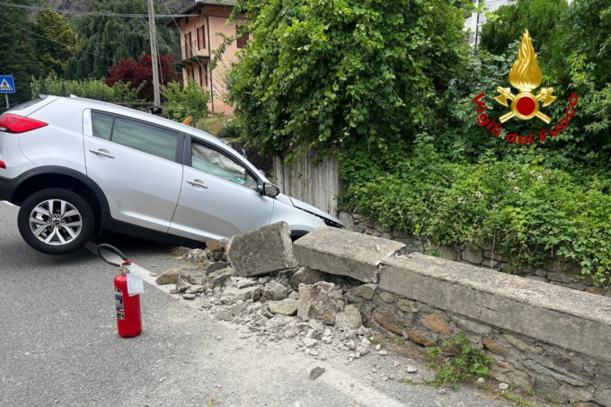 Demolisce il parapetto e finisce con l’auto in bilico sulla scarpata