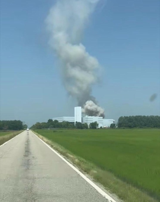 Fumo dalla centrale di Livorno Ferraris: sul posto i Vigili del Fuoco