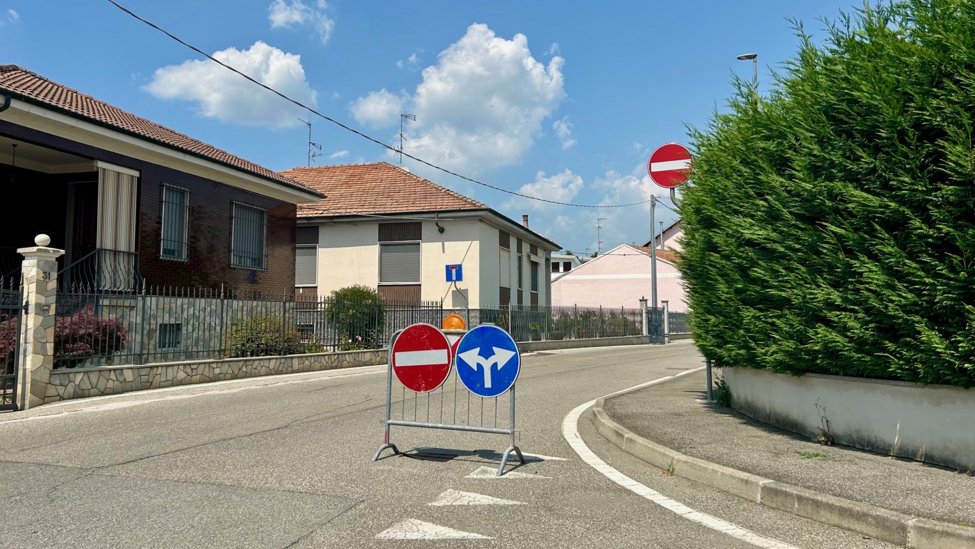Via Carengo, il recente divieto d'accesso all'altezza di via Necco. Vercelli, giugno 2025