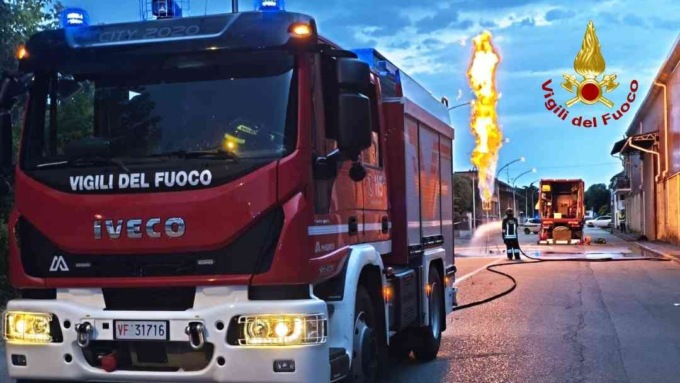 Serbatoio di un mezzo pesante messo in sicurezza: l’intervento dei vigili del fuoco – VIDEO