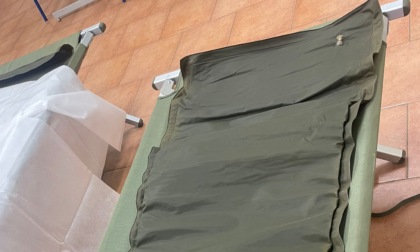 Materassini lerci, sporchi di escrementi e sgonfi ai seggi: il Sindacato di Polizia attacca il Comune di Vercelli