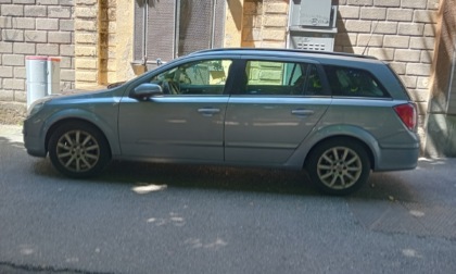 Non c'è posteggio? L'auto finisce davanti alla Madonnina...