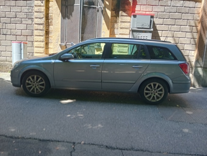 Non c’è posteggio? L’auto finisce davanti alla Madonnina…