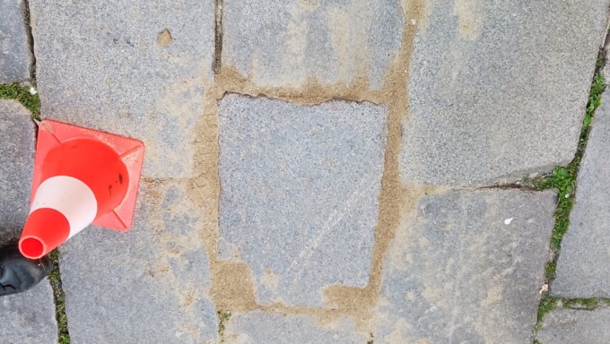 Corso Libertà: subito riparato il lastrone saltato