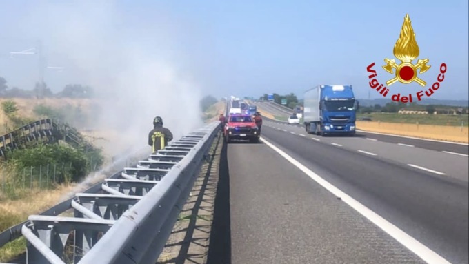 Incendio sterpaglie sull’A4: intervengono i vigili del fuoco