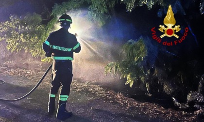 Incendio sterpaglie nella notte in corso Rigola. L'intervento dei vigili del fuoco in zona ferrovia