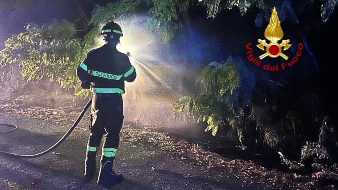 Incendio sterpaglie nella notte in corso Rigola. L’intervento dei vigili del fuoco in zona ferrovia
