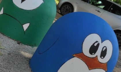 Pitturano i "panettoni stradali" come cartoni animati: la bella iniziativa degli studenti delle medie di Santhià