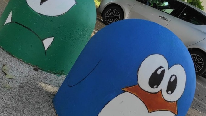 Pitturano i “panettoni stradali” come cartoni animati: la bella iniziativa degli studenti delle medie di Santhià