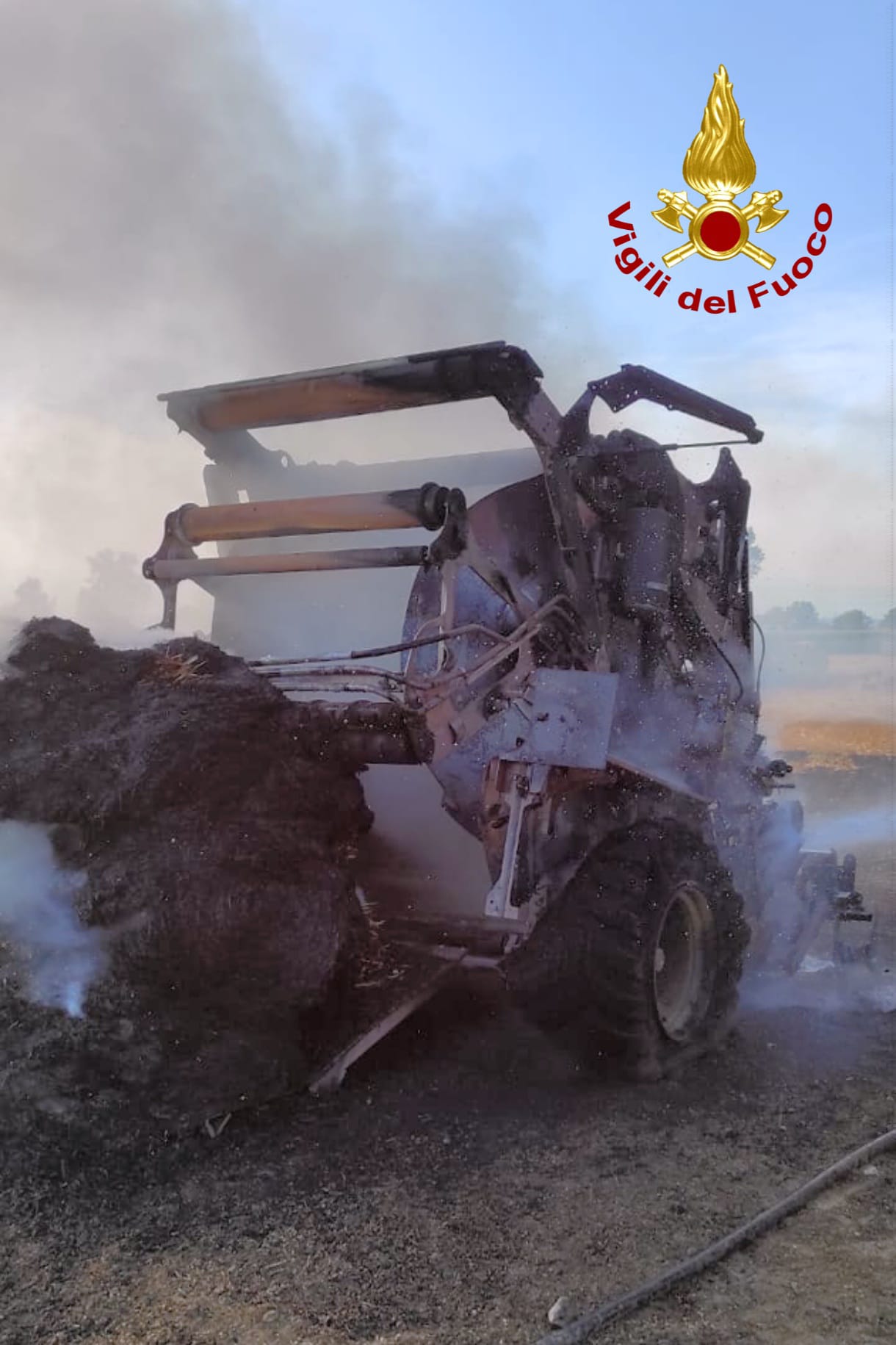 Trattore in fimme a Livorno Ferraris, vigili del fuoco, giugno 2025 1