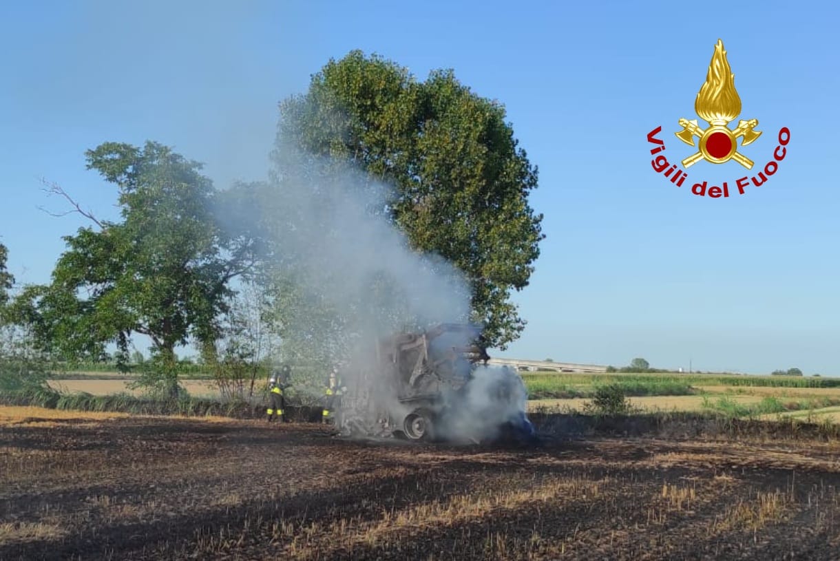 Trattore in fimme a Livorno Ferraris, vigili del fuoco, giugno 2025 2