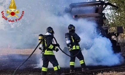 Prende fuoco un trattore nei campi: l'intervento dei vigili del fuoco