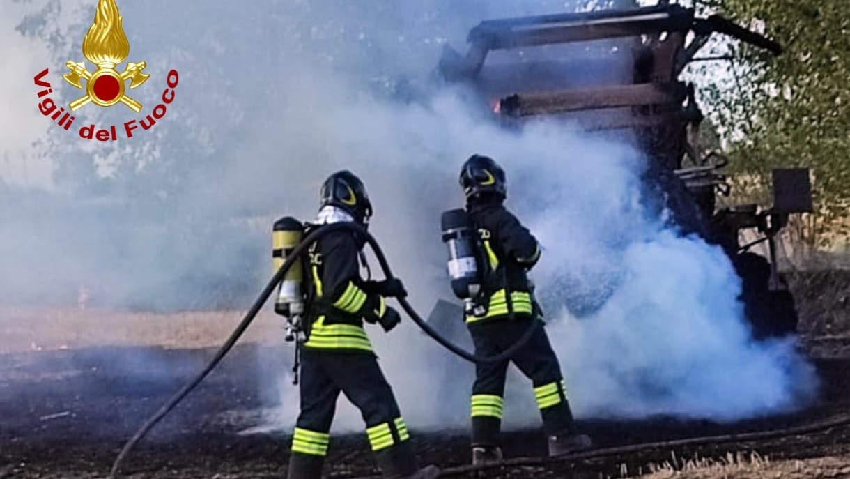 Trattore in fimme a Livorno Ferraris, vigili del fuoco, giugno 2025 3