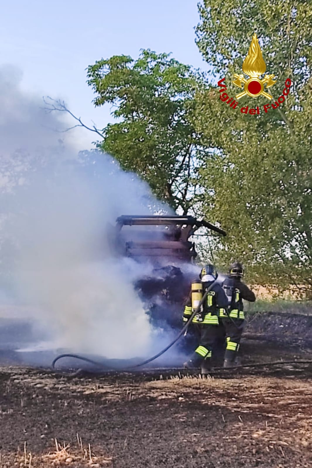 Trattore in fimme a Livorno Ferraris, vigili del fuoco, giugno 2025 4