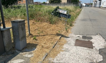Strade "groviera": tra buche, dissesti e dossi sverniciati, la situazione in via Prarolo sta degenerando