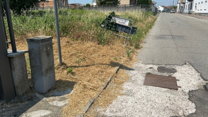 Strade “groviera”: tra buche, dissesti e dossi sverniciati, la situazione in via Prarolo sta degenerando