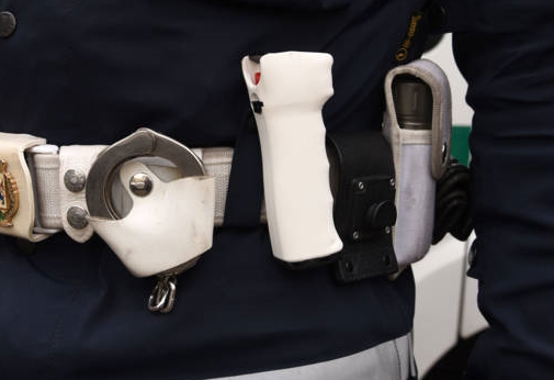 Spray al peperoncino alla Polizia Locale e più controlli serali