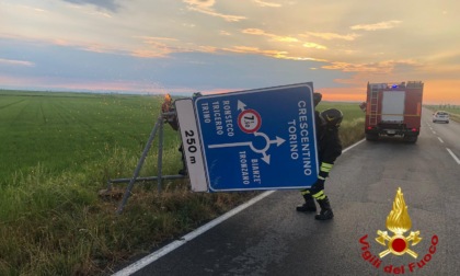 Caduta cartelli stradali per il vento nella notte