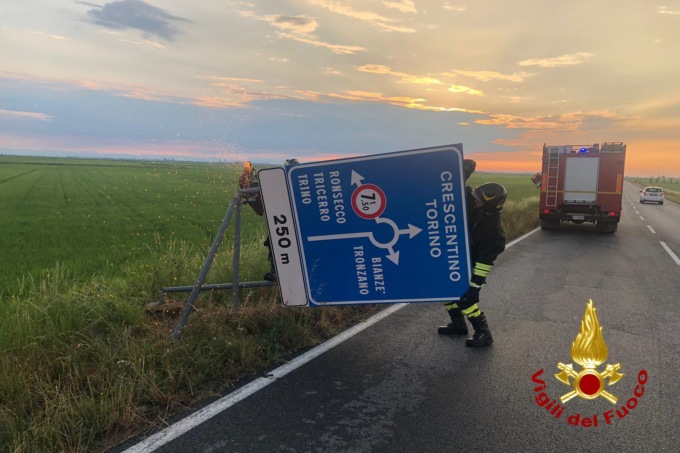 Caduta cartelli stradali per il vento nella notte