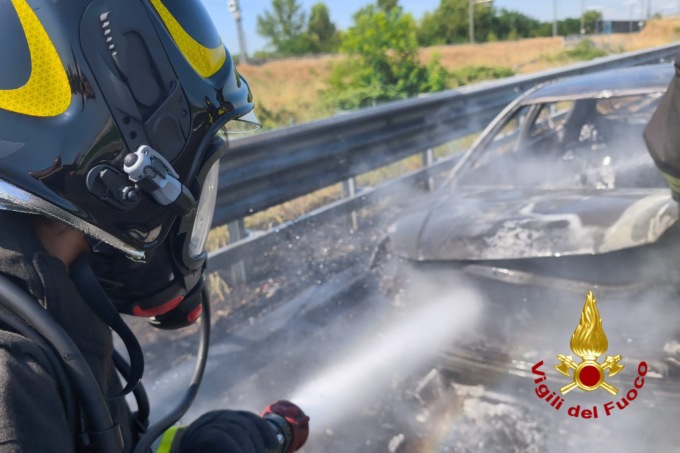 Vettura distrutta dalle fiamme sulla A4