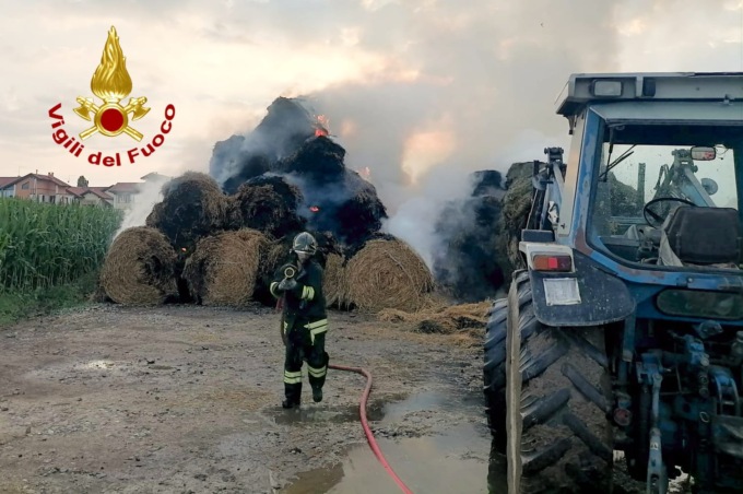 I Vigili del Fuoco di Santhià in soccorso dei colleghi biellesi per grosso incendio