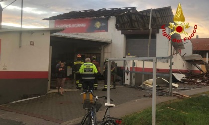 Il vento forte danneggia una casa a Cigliano