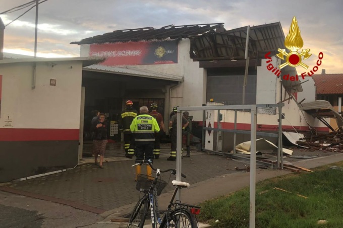 Il vento forte danneggia una casa a Cigliano