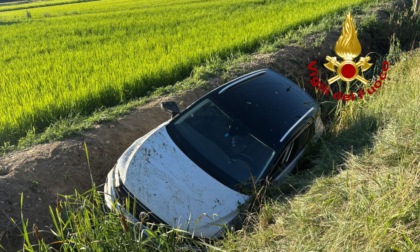 Auto nel fosso: guidatore estratto dai Vigili del Fuoco