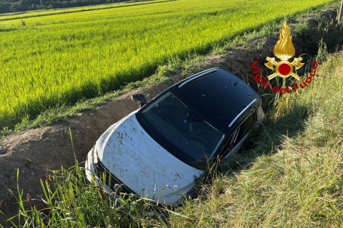 Auto nel fosso: guidatore estratto dai Vigili del Fuoco