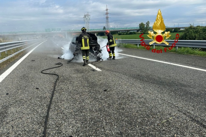 I Vigili del Fuoco evitano l’incendio di una vettura in autostrada