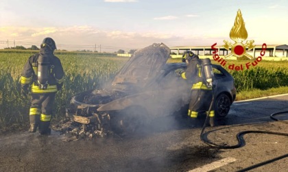 Auto distrutta dalle fiamme sulla Provinciale 31 bis