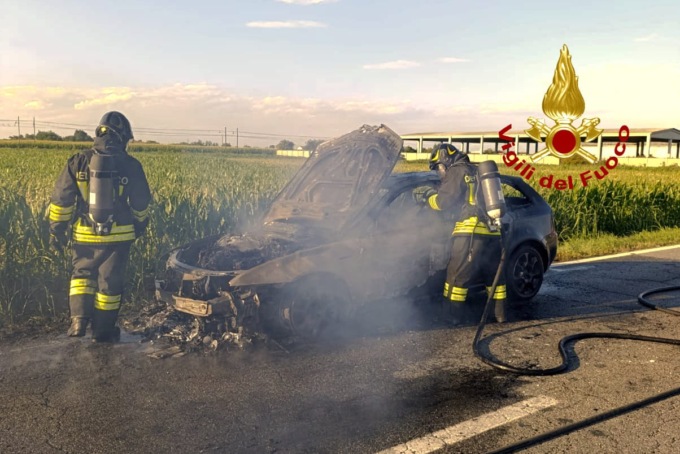 Auto distrutta dalle fiamme sulla Provinciale 31 bis
