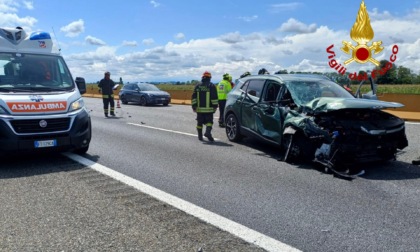 Violento scontro tra auto e mezzo pesante sulla A4
