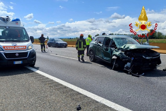 Violento scontro tra auto e mezzo pesante sulla A4
