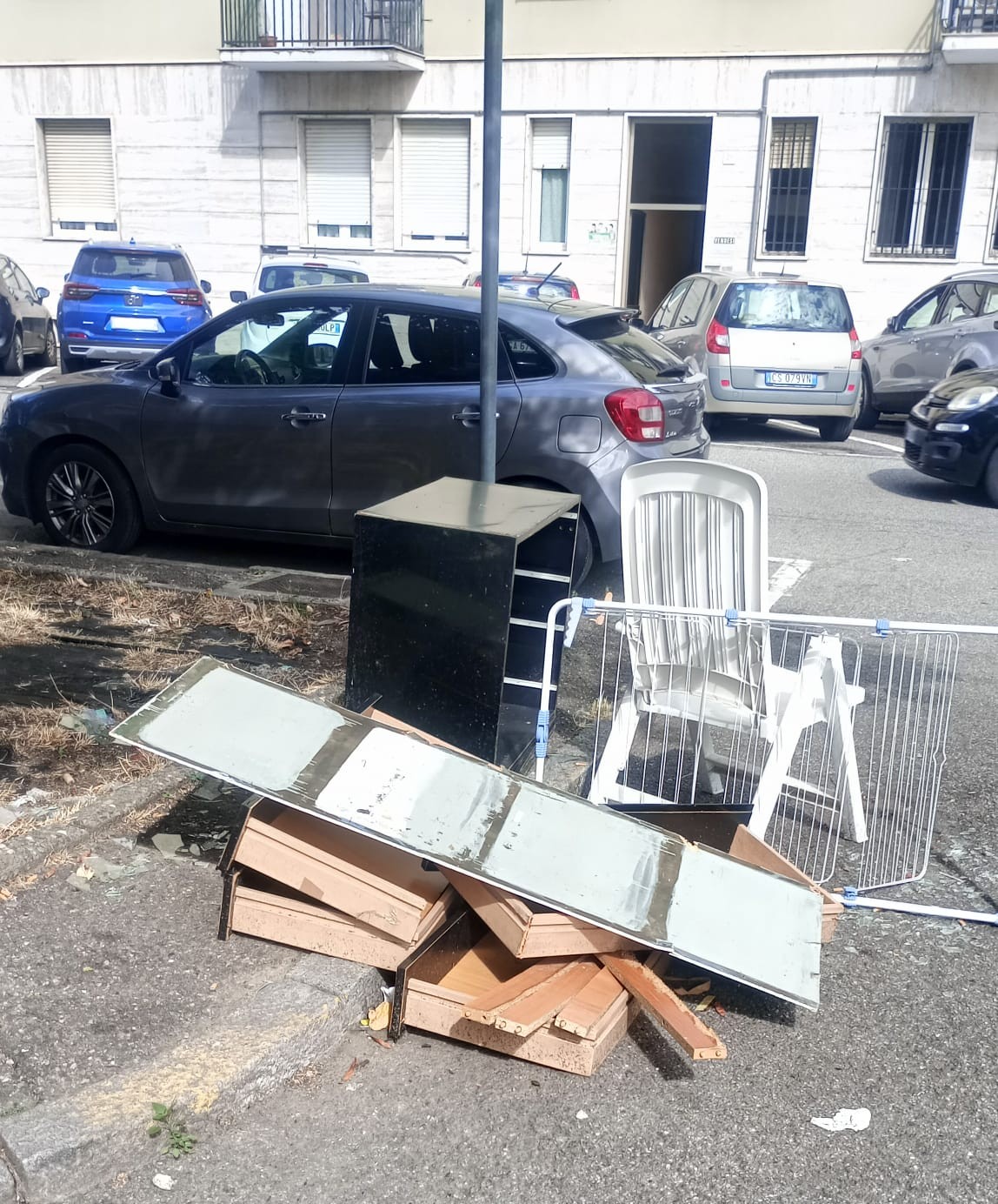 Discarica Piazza Lazio Vercelli Luglio 2025