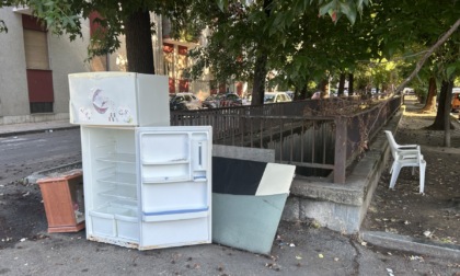 Una cucina "svuotata" impunemente in corso XXVI Aprile e bottiglie di whiskey sui muretti da chi ha fatto i bagordi...