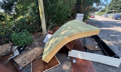 La discarica di via Ranghino ha ormai invaso la carreggiata: "Ma perché il Comune non interviene?"