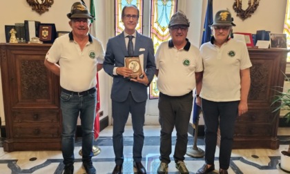 Il prefetto Lucio Parente riceve il nuovo presidente degli Alpini di Vercelli Pier Carlo Pola