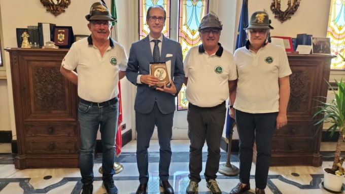 Il prefetto Lucio Parente riceve il nuovo presidente degli Alpini di Vercelli Pier Carlo Pola