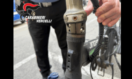 In fuga a gambe levate e con oggetti di scasso in auto: inseguiti e fermati dai Carabinieri