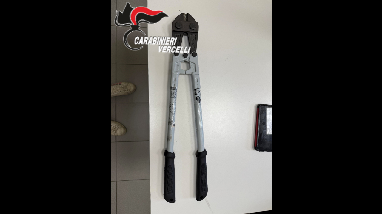 Operazione Carabinieri di Vercelli a Caresanablot, fuga sudamericani con oggetti di scasso nell'auto, luglio 2025