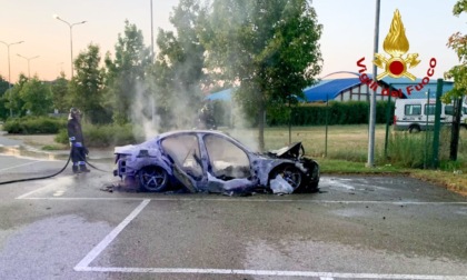 Vettura divorata dalle fiamme nel primo mattino di oggi
