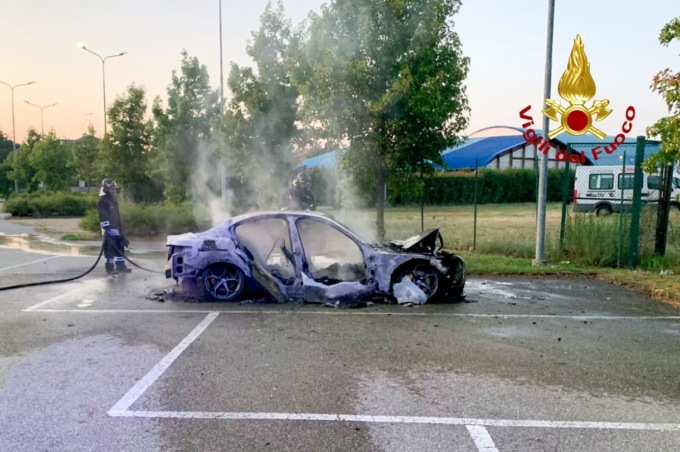 Vettura divorata dalle fiamme nel primo mattino di oggi