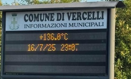 Vercelli e i 136 gradi "percepiti" dal monitor d'ingresso cittadino: apriti cielo sul web...