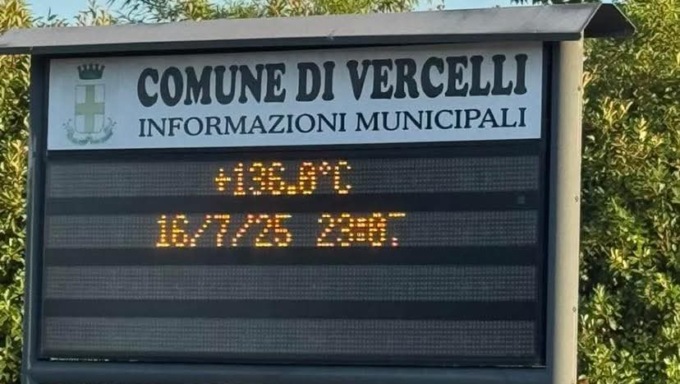 Vercelli e i 136 gradi “percepiti” dal monitor d’ingresso cittadino: apriti cielo sul web…